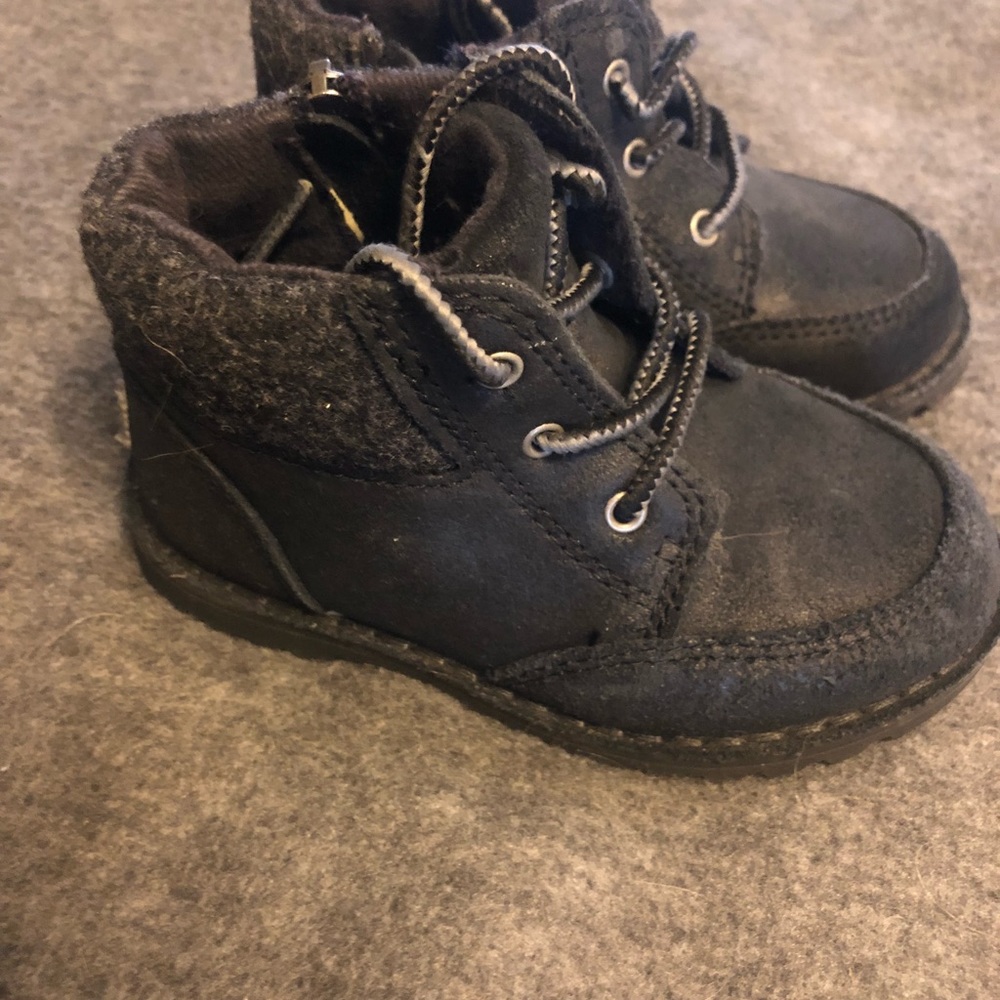 Boys black size 7 UGG boots EUC
